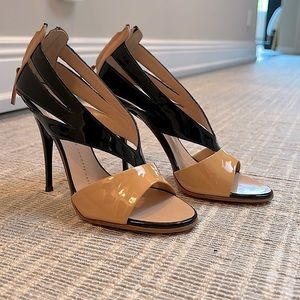Giuseppe Zanotti 2-tone open-toe “Wishbone” pumps. Brand new/never worn. Unique!